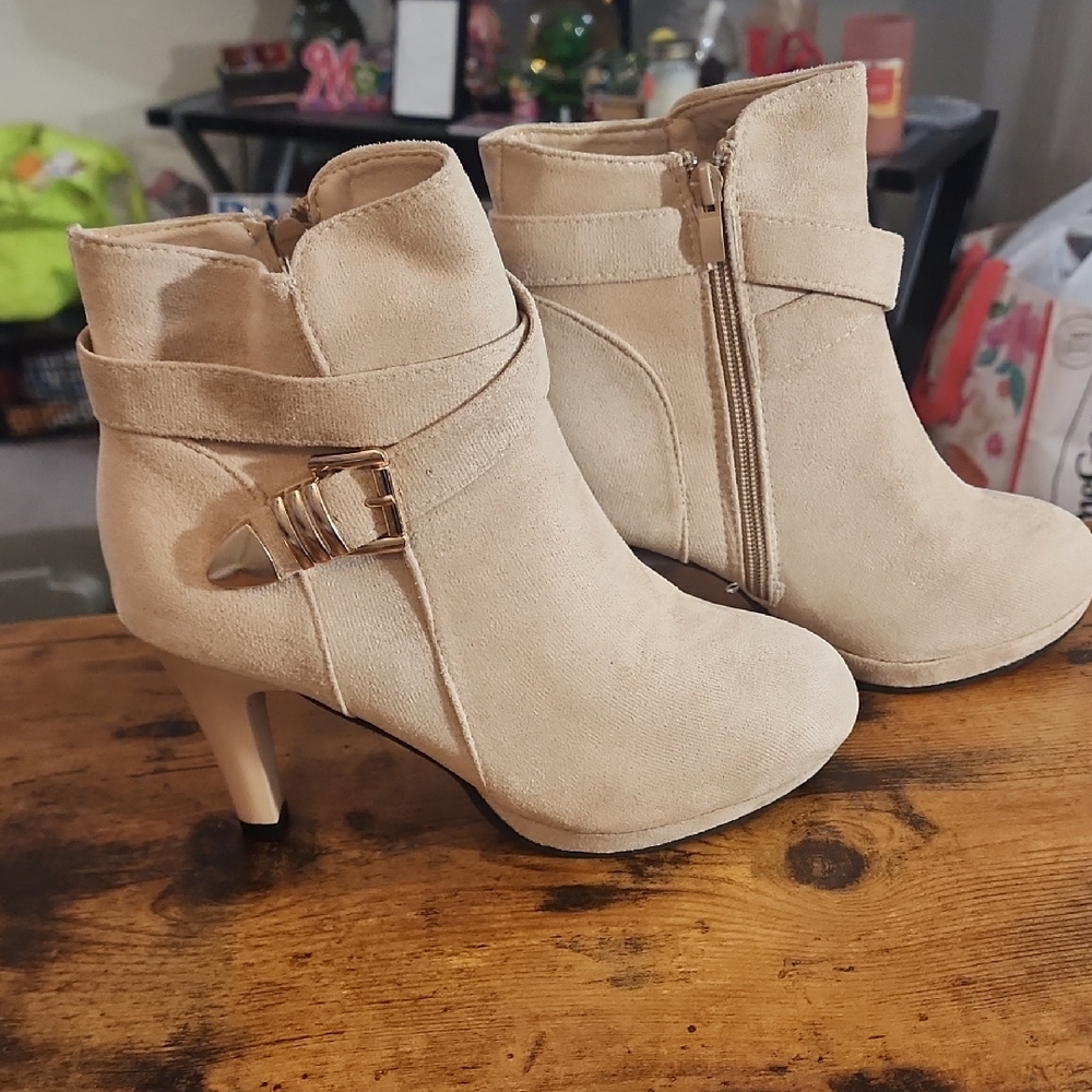 7.5 Size High-heel ankle bootie